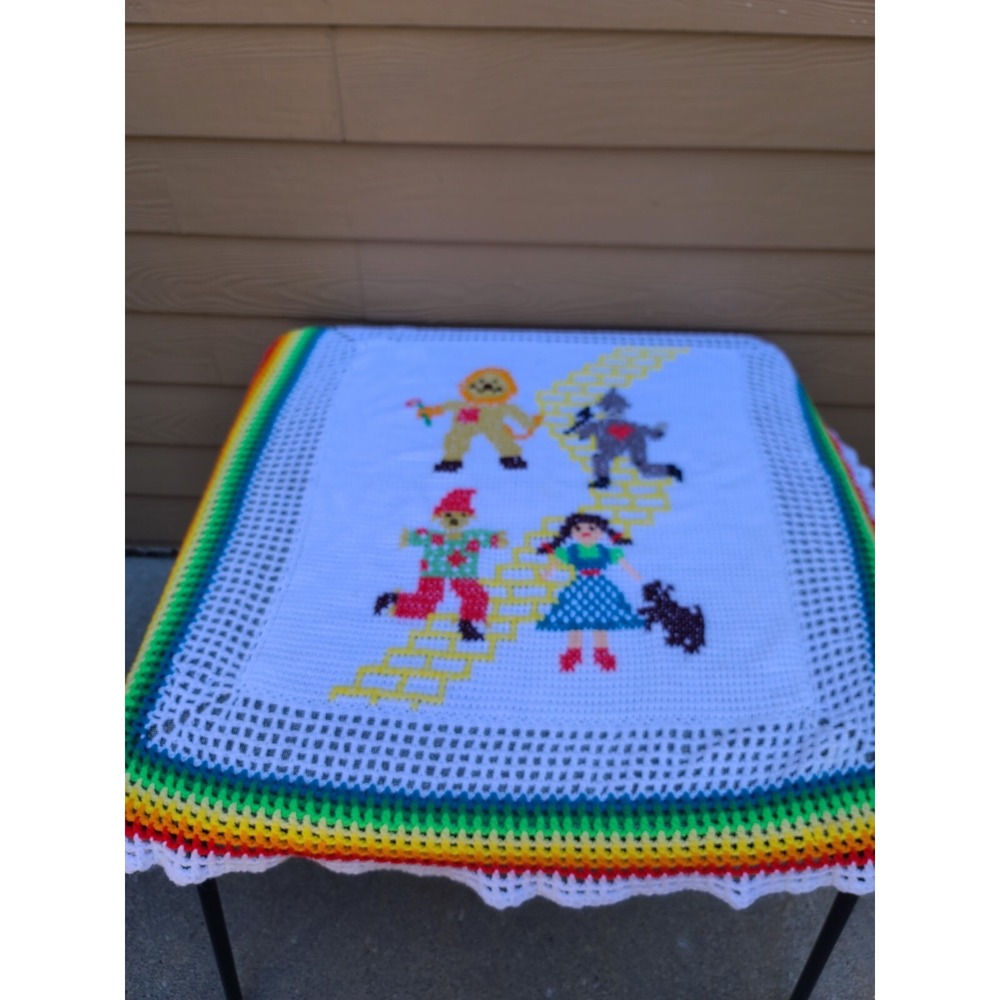 Vintage Wizard Of Oz Crocheted Baby Blanket Wall Hanging Collectible 36x36